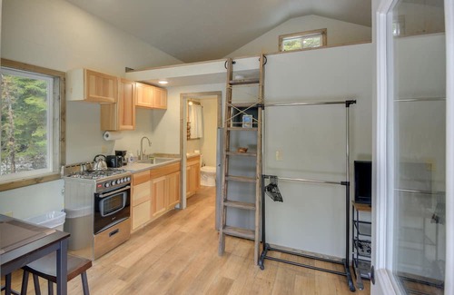 Libby Cabin | Horse-Friendly Libby Cabin Near Hiking + Skiing!