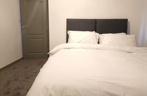 Oldbury House | Walker Lodge, located in a serene environment. Rooms are equipped and cosy.