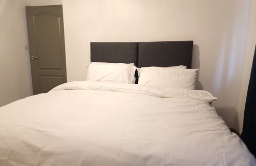 Oldbury House | Walker Lodge, located in a serene environment. Rooms are equipped and cosy.