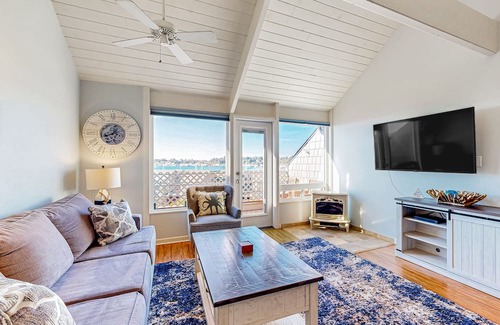 Historic Bayfront Condo | Bay-view condo with indoor pool, hot tubs, gym, crabbing area, & balcony