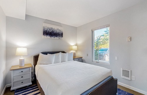 Historic Bayfront Condo | Bay-view condo with indoor pool, hot tubs, gym, crabbing area, & balcony