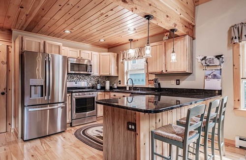 Greenwood Ski Chalet | Luxury Woodland Retreat with both lake/ski slope access, Yr home away from home