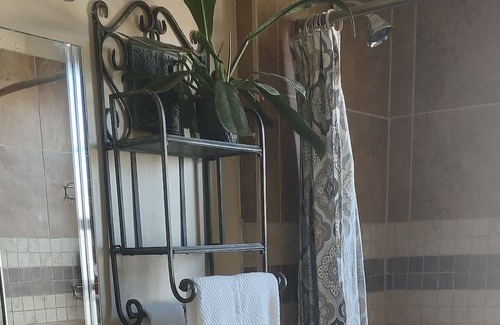 South Lethbridge House | Waggin' Inn ~ Pet friendly stay!