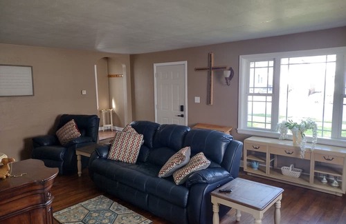 Mishawaka House | Cozy home 6 miles to Notre Dame University and 9 miles to the South Bend Airport
