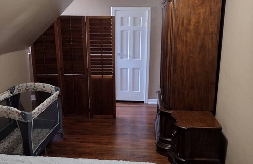 Mishawaka House | Cozy home 6 miles to Notre Dame University and 9 miles to the South Bend Airport
