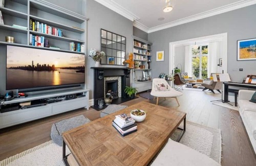 Belsize Park House | Stunning 6 Bedroom Home with Gym, Hot Tub & Garden