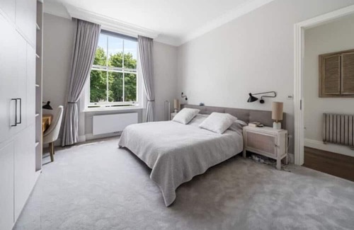 Belsize Park House | Stunning 6 Bedroom Home with Gym, Hot Tub & Garden