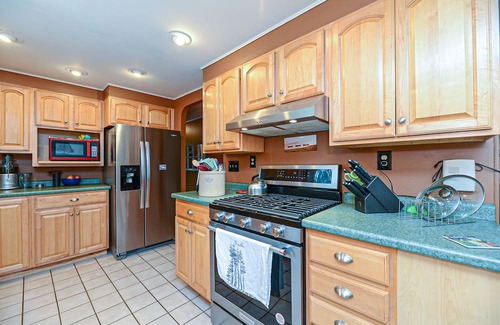 York House | Charming 3 Bedroom Ranch. Patio, Firepit, Laundry. Beaches, & Art Galleries.