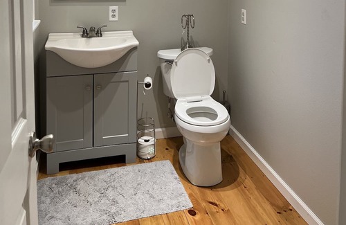 Clarksville House | House located at Lake Ludwig. Ride out to Red Lick mountain bike trails.