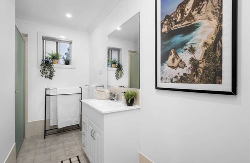 Erowal Bay House | Sunset Waterfront with 3pm Checkout