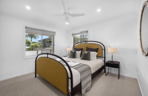Erowal Bay House | Sunset Waterfront with 3pm Checkout