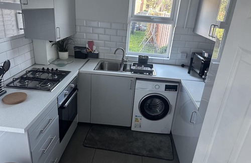 Selhurst House | Stunning 3-Bed House in Croydon