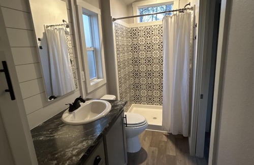 Athens Cottage | Tiny home in the woods w/ fire pit 10 min from Canton Trade days.