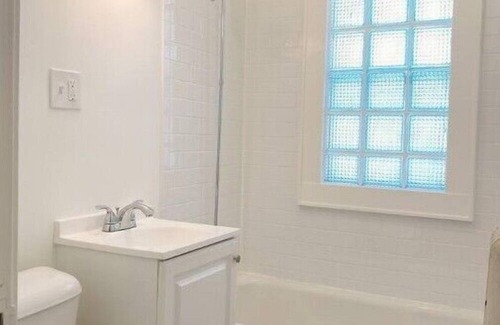 Victory Apartment | Cozy Stylish Renovated & Convenient 2bd Apartment for Monthly Stays