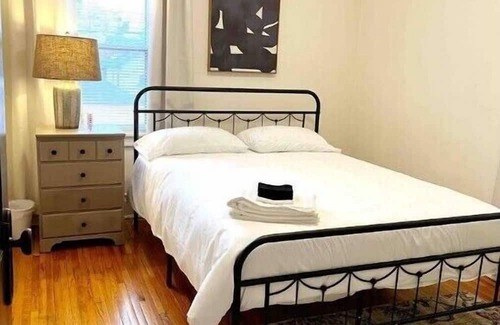 Victory Apartment | Calm Relaxed Renovated 2bd Apt in Convenient Location. Monthly Stays.