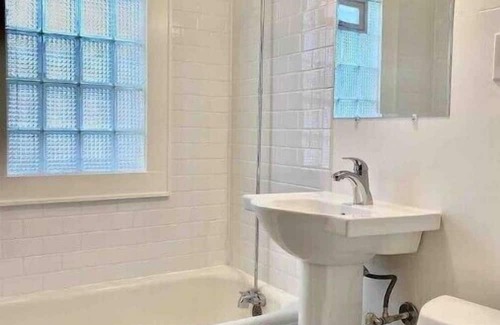 Victory Apartment | Calm Relaxed Renovated 2bd Apt in Convenient Location. Monthly Stays.