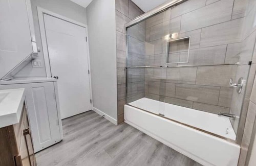 Circle Area House | Business Class 4 Bedroom Suite in LB with Pool