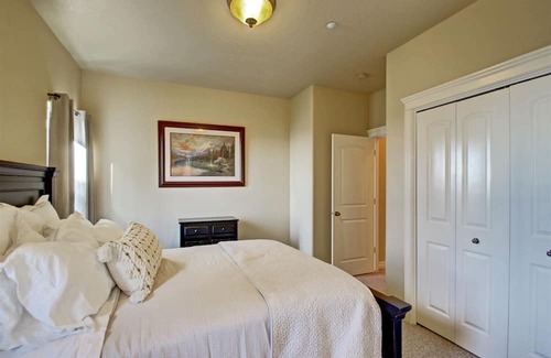 Collister House | Luxurious Hilltop Home W/Amazing Views