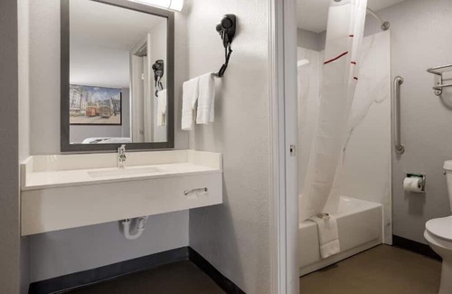 Alexandria House | Affordable Stay: Close to Alexandria Museum of Art, Free Parking, Pets Allowed!