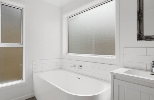 Richmond Heights House | Sparkly and New with wi-fi and 2 minutes to Botanical Gardens