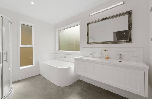 Richmond Heights House | Sparkly and New with wi-fi and 2 minutes to Botanical Gardens