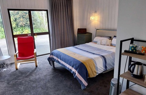 Snells Beach Apartment | Snells Beach Studio in quiet cul de sac 2 minutes walk to beach