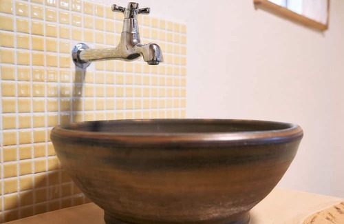 Wake House | A private lodging house renovated with natural mat / Wake-gun Okayama
