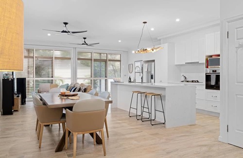 Blue Bay Apartment | Blissful Beachfront Pad - Pet Friendly / Direct Beach Access