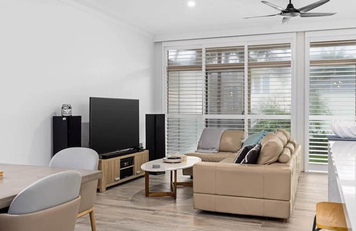 Blue Bay Apartment | Blissful Beachfront Pad - Pet Friendly / Direct Beach Access