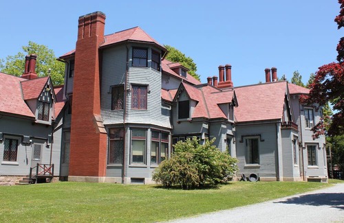 Middletown House | Relax and Stress-Free Vacation! Free Parking, Near Kingscote Newport Mansion!