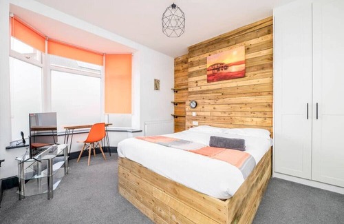 Grimsby House | 6BR Ensuite House in the heart of Eleanor Street
