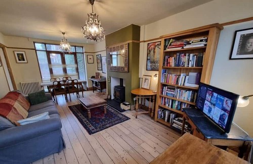 Chorlton-cum-Hardy House | Free Parking: Chorlton Home