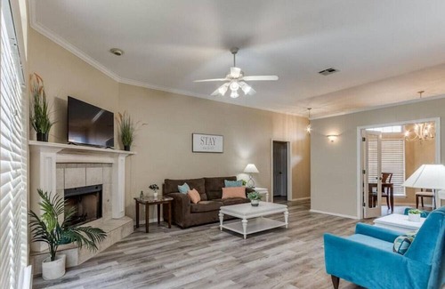 Edmond House | Self Check-in | Fiber Wifi | King bed