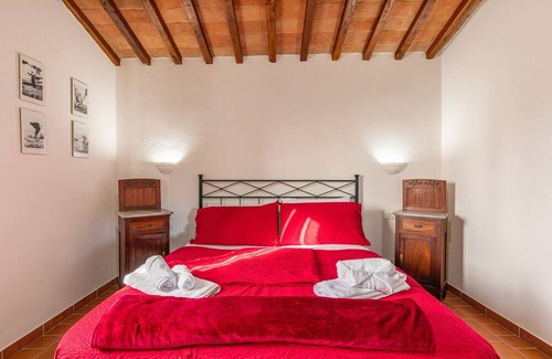 Castiglione del Lago Apartment | Holiday Apartment "Fuoco" with Shared Pool, Private Terrace & Wi-Fi