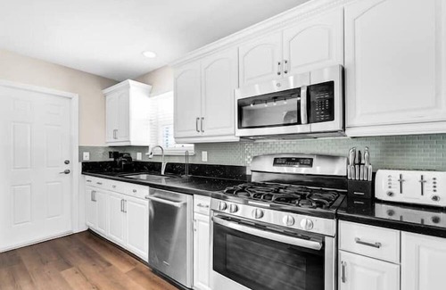 Sunset Apartment | 5 Bedroom 709602 by Houzlet