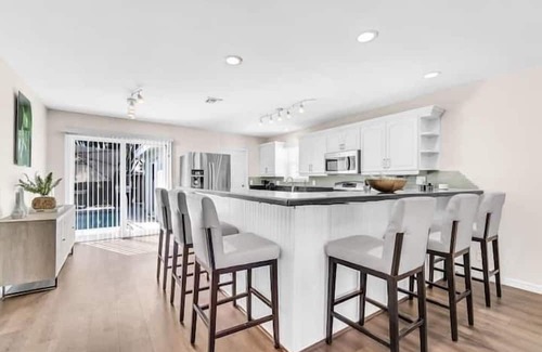 Sunset Apartment | 5 Bedroom 709602 by Houzlet