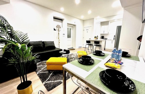 Willoughby House | Luxurious, Modern & Stylish 2 Bedroom Suite, Near Vancouver, Pet Friendly