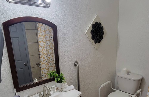 El Paso House | Adorable Cottage Rented By Room 2