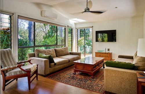 Reedy Creek House | Set Amongst the Trees Only Minutes to the Largest Shopping Center on the Gold Coast