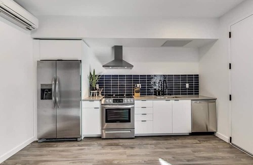 Downtown Oakland Apartment | Brand New Stylish Studio Suite Near Downtown!