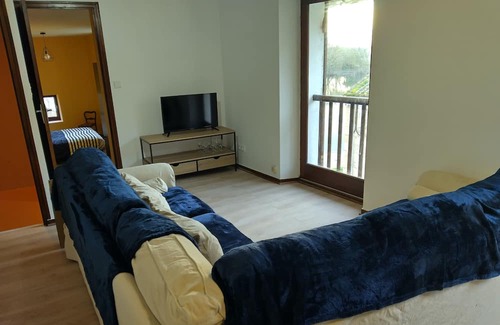 Lamothe-Montravel Apartment | Dordogne Riverside apartment in historic village.