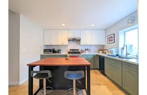 Monrovia House | Charming 2B1B w/EV Tesla on Rt 66 near City of Hope and Everything