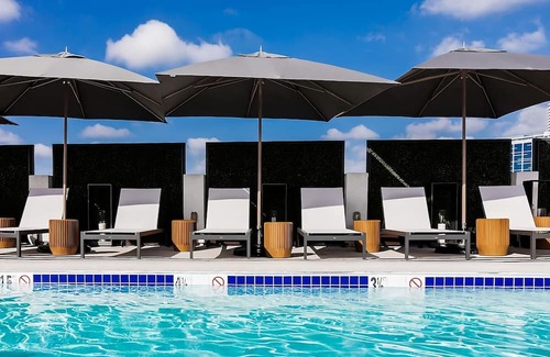 Norma Triangle House | Great Amenities! Pool, Pets Allowed, Parking! Close to Santa Monica Airport!