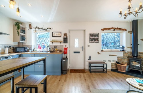 Windermere Cottage | Windermere Cottage - Close to shops, restaurants and transport links.