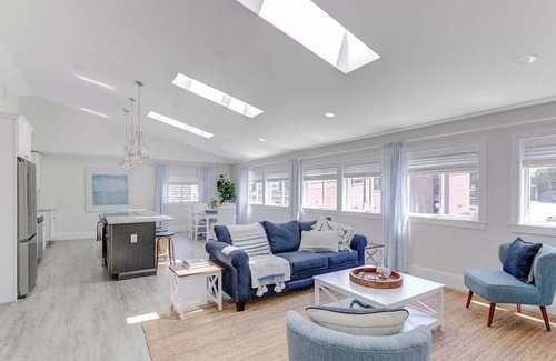Historic Hill Condo | Elegant Thames St. Loft w/View of Town and Harbor