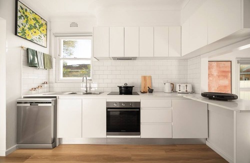 Brighton-le-Sands Apartment | Sunlit Coastal Retreat Close to Cafes and Beach