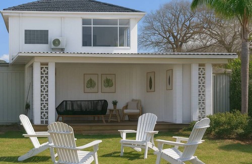 Brighton-le-Sands Apartment | Sunlit Coastal Retreat Close to Cafes and Beach