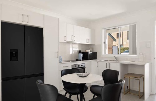 Brighton-le-Sands House | Beachside 2-Bed Home in Brighton-Le-Sand