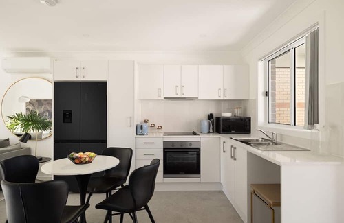 Brighton-le-Sands House | Beachside 2-Bed Home in Brighton-Le-Sand