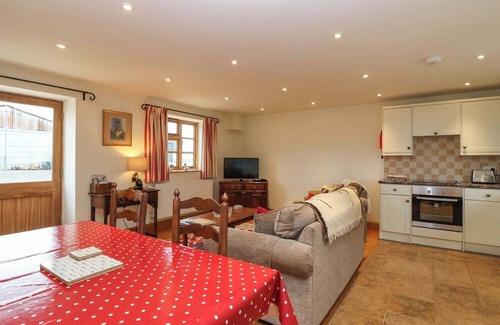 Babcary Cottage | BADGER COTTAGE, romantic, with a garden in Lydford-On-Fosse